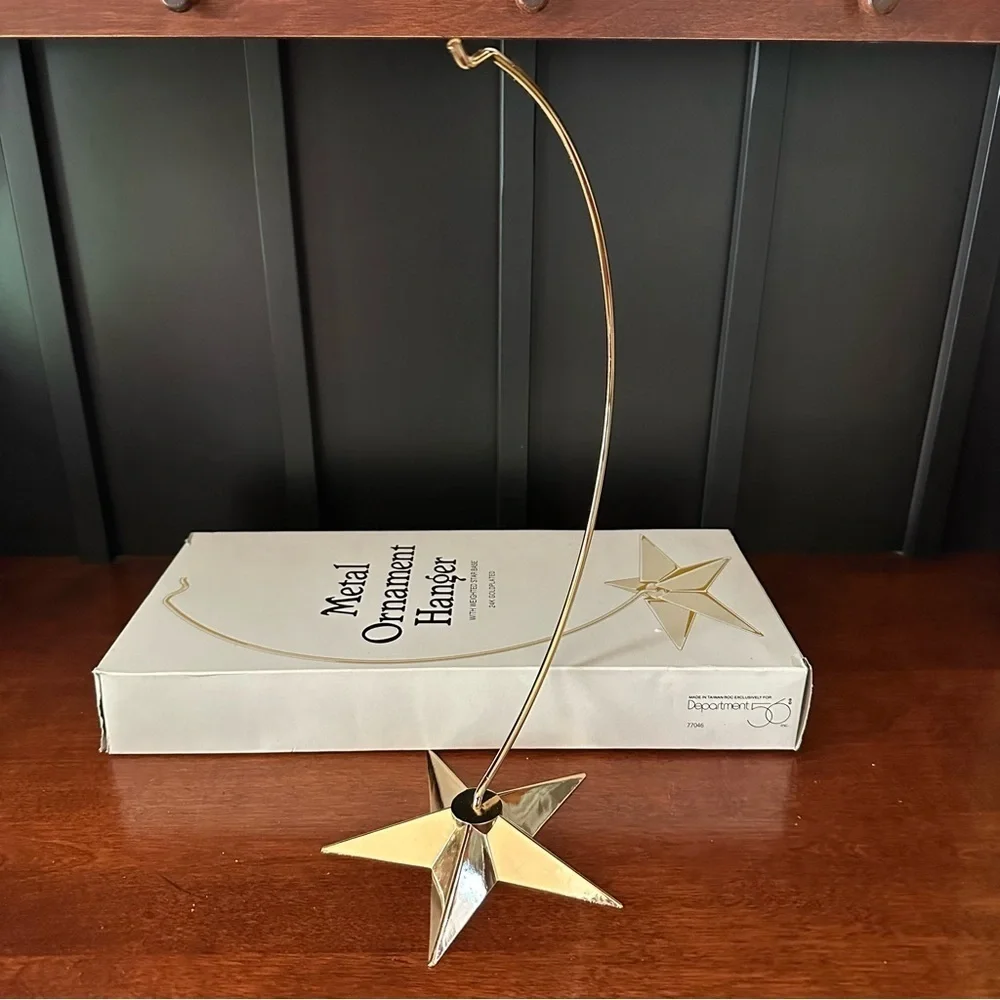Department 56 24K Gold Plated Ornament Hanger with Weighted Metal Star Base